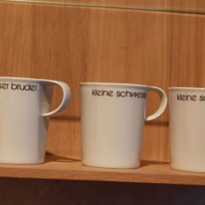 Becher mit Beschriftung