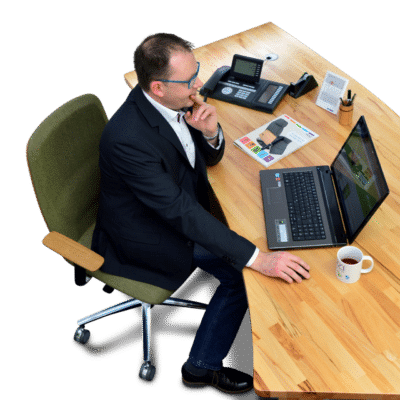 ergonomischer Bürostuhl, Rücken und Sitz gepolstert, mit Holz-Armlehnen und Rollen, Bezug grüner Wollstoff