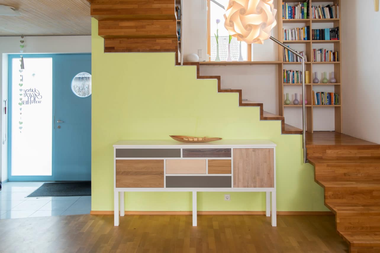 Sideboard aus massivem Holz mit Türen in verschiedenen Holzarten