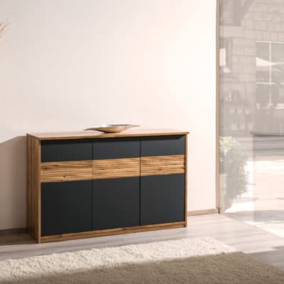 modernes Sideboard Linea in Eiche massiv mit mattschwarzen Farbglastüren und reliefgefräster Blende