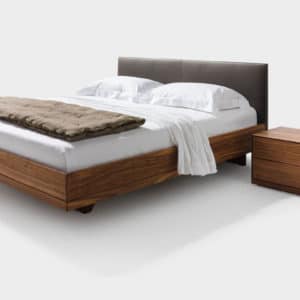 Riletto Bett mit Bettseiten in Holz und in Nussbaum. Riletto Bett mit Kopfteil in Leder scharz.