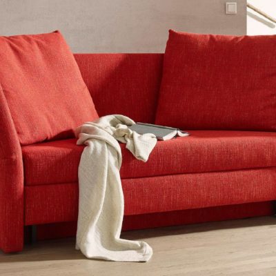 Schlafsofa Cassino in Rot mit klappbaren Armlehnen und soften Rückenkissen.