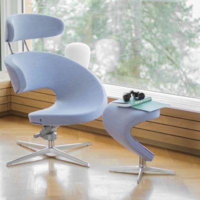 Stufenlos kippbarer ergonomischer Ruhesessel Peel mit optionaler Fußstütze.